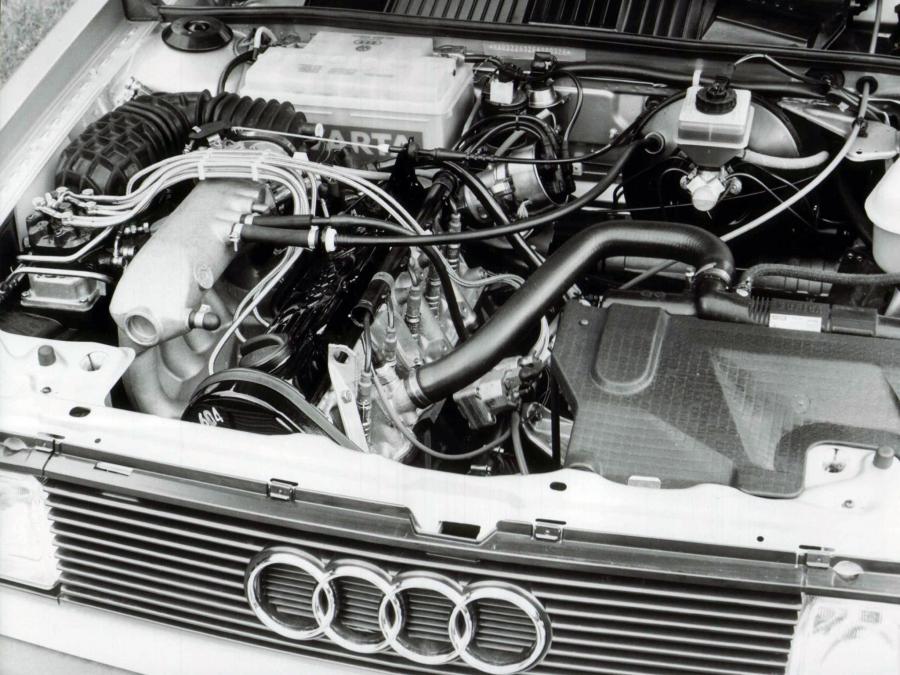 Моторный отсек Audi 90 (B2) 1984 года  (фото 5 из 14)